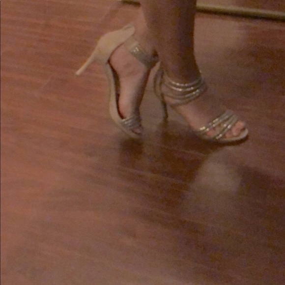 Heel shoes. Gold colour details - Picture 2 of 13